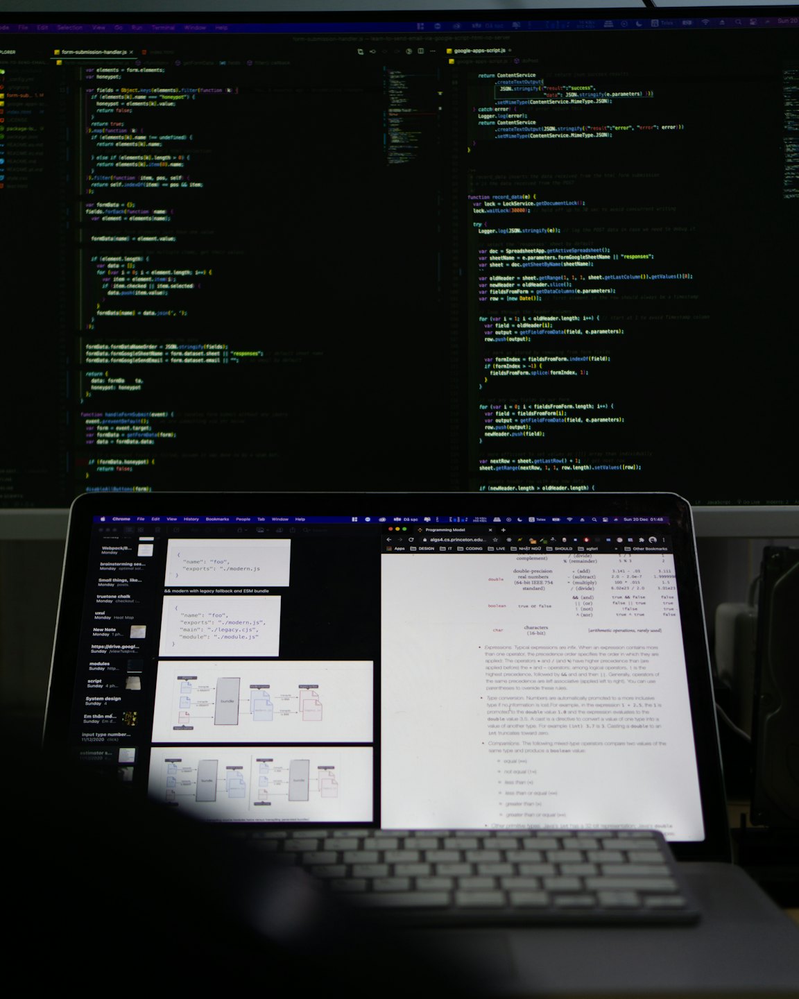 Dos monitores de computadora muestran líneas de código en un escritorio.
