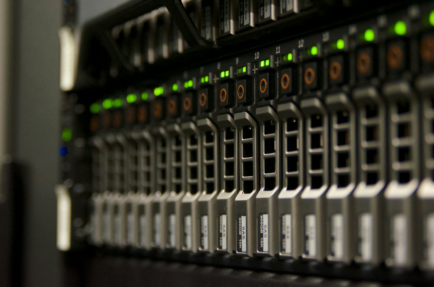 Rack de servidores con luces indicadoras verdes brillantes.