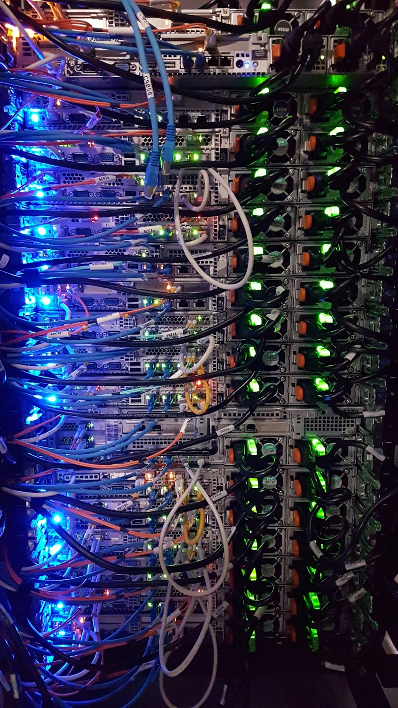 Rack de servidores con muchos cables de colores y luces brillantes.